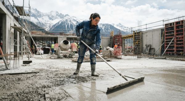 Les avantages cachés de la raclette maçon pour les professionnels du béton